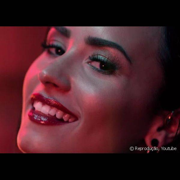 Lábios vibrantes de aparência hidratada completaram a make de Demi Lovato para seu novo clipe